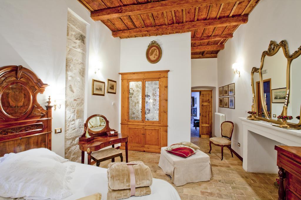 B&B Il Marchese Del Grillo Sulmona Ruang foto