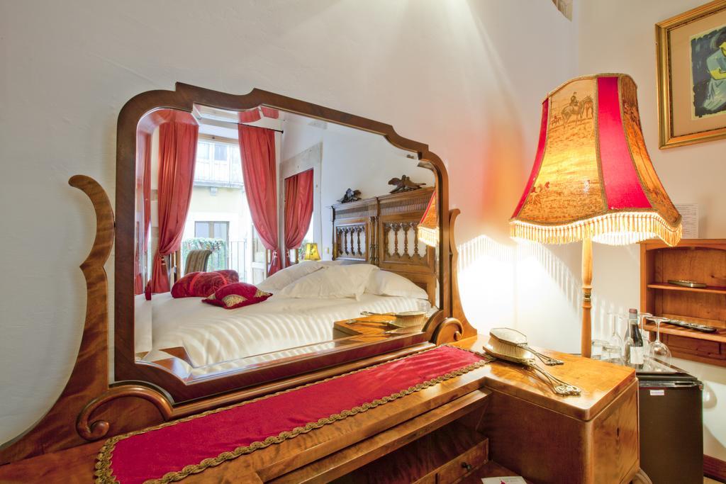 B&B Il Marchese Del Grillo Sulmona Ruang foto